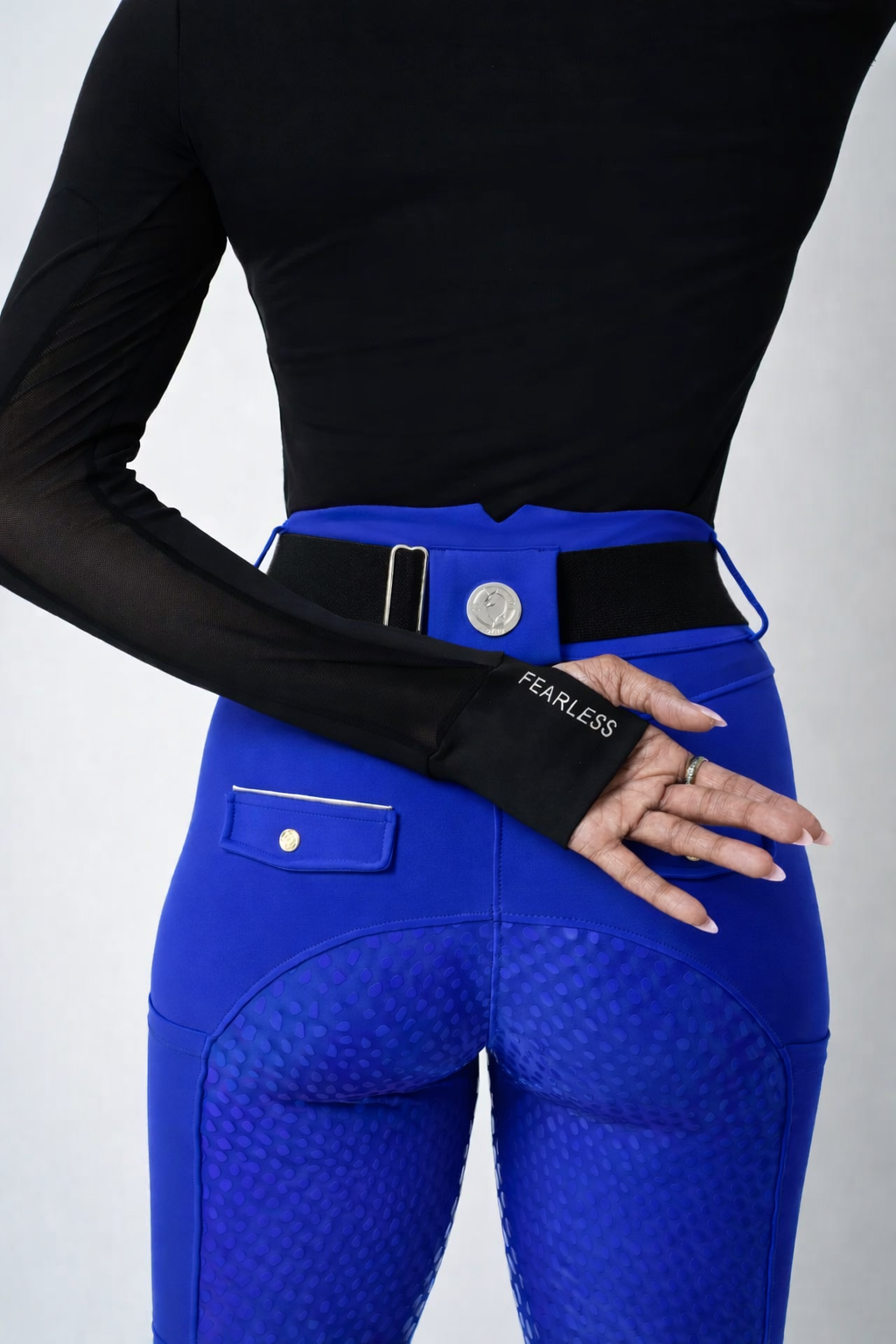 Model Height: 5'8/173 cm
Size: Extra Small (XS) 